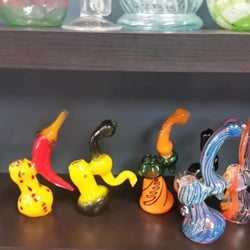 Royal Haze Vapor & Tobacco - Small water pipe designed looks crazy