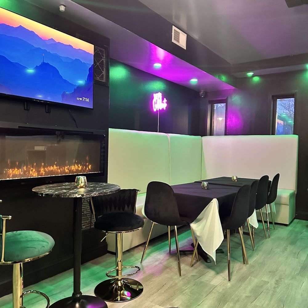 The Spot Bar And Grill - Dining area - Dominican Near Me - Cranston, Rhode Island