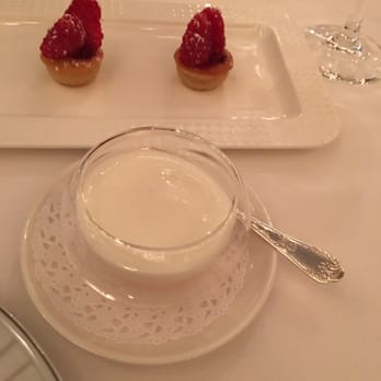 La Grande Cascade - Fresh berries tarts with a refreshing lemon sorbet - French Near Me - Paris, 75