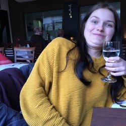 Pizzeria Casa mia - Frau mit einem kühlen Glas Wasser, die ihre Freude über den Aufenthalt im Restaurant durch ein adrettes Doppelkinn zum Ausdruck bringt.
