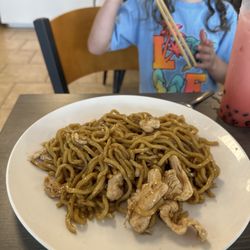 Pare Hangout - Chicken lowmein no veggies.