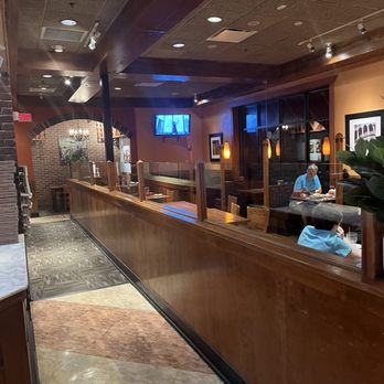 Bertucci's Italian Restaurant - Dining area - Pizza Near Me - Chelmsford, Massachusetts