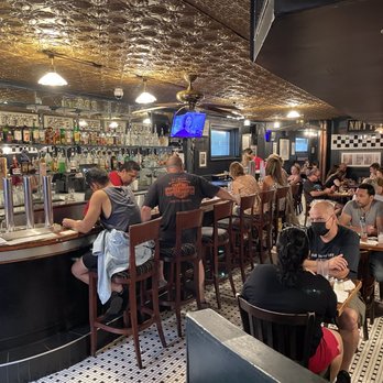 Pizzeria Uno - Bar area - Pizza Near Me - Chicago, Illinois Pizzeria Uno - Bar area - Pizza Near Me - Chicago, Illinois
