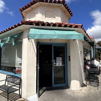 Garrett's Old Fashioned Restaurant - Garrett's entrance with two outdoor tables - American Near Me - Santa Barbara, California Garrett's Old Fashioned Restaurant - Garrett's entrance with two outdoor tables - American Near Me - Santa Barbara, California