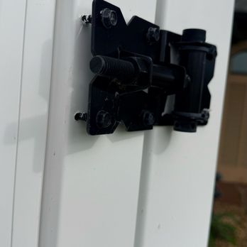 Eagle Fence - Crack in vinyl gate at hinge after recent installation - Fences & Gates Near Me - Cape Coral, Florida Eagle Fence - Crack in vinyl gate at hinge after recent installation - Fences & Gates Near Me - Cape Coral, Florida