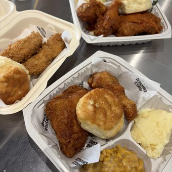 Mike's Chicken - Fried chicken, creamed corn, biscuits, and mashed potatoes - Chicken Shop Near Me - Dallas, Texas