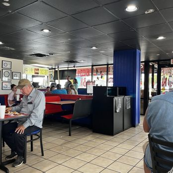 Bulldog Restaurant - Good crowd - American Near Me - Bald Knob, Arkansas
