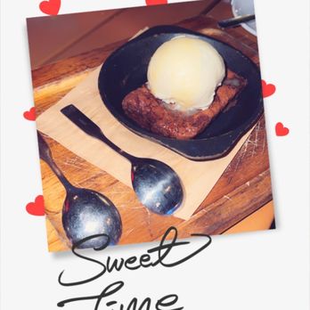 Finneys Crafthouse - Porter Ranch - Brownie with ice cream - New American Near Me - Porter Ranch, California Finneys Crafthouse - Porter Ranch - Brownie with ice cream - New American Near Me - Porter Ranch, California