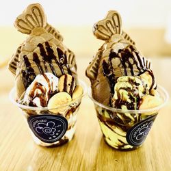 Hanamaru Cafe - Taiyaki ice cream with vanilla and matcha ice cream flavors