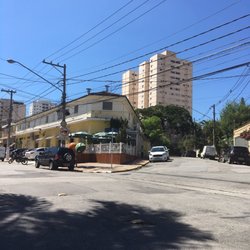 Vivenda dos Paes - No horário de pico não é possível estacionar. Por favor, não faça como eu, não confunda o estacionamento do cabeleireiro com o da padaria.