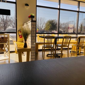 Egg Parlor - Sunny morning , clean inside - Breakfast & Brunch Near Me - Silvis, Illinois