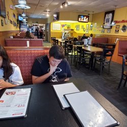 Pizza Hut - Does anyone work here?