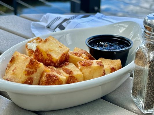 Lola's Lakehouse by null