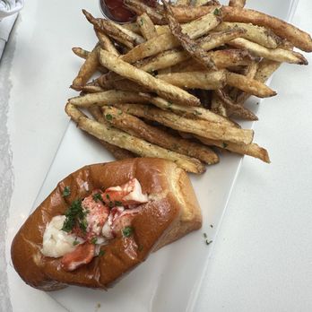 The Pearl - Lobster roll - Seafood Near Me - Boston, Massachusetts