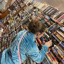 Lindas Books - Books for miles