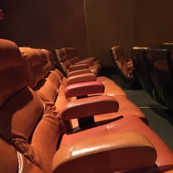 Cinema Olympia - Les vieux sièges en cuir bien confortables d'Olympia 1