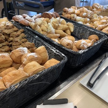 Sala Cibeles - Pastries - Airport Lounges Near Me - Madrid, M