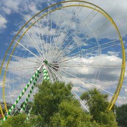 Rheinkniebrücke - Es ist noch viel zu tun bis die Rheinkirmes am 15.07.22 startet/There is still a lot to do before the Rheinkirmes starts again on 07/15/22