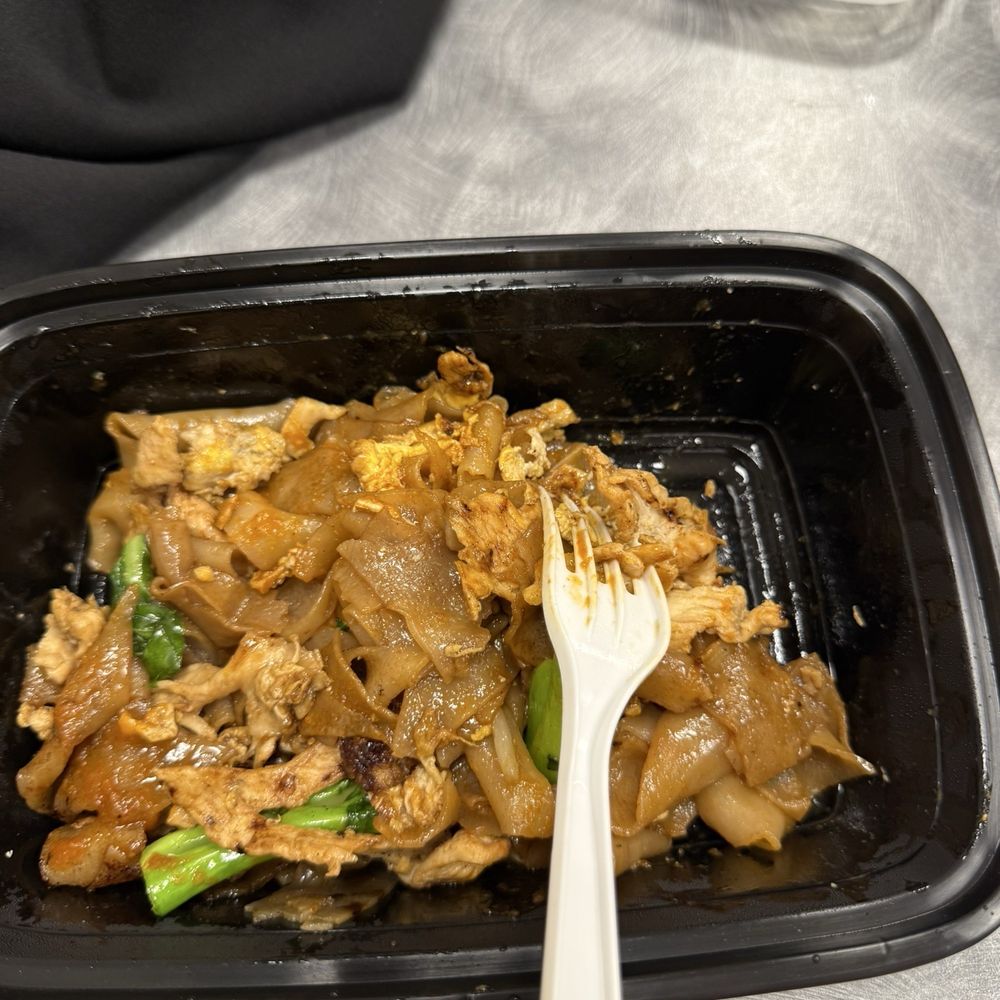 Thongg Ake - After 3 bites (with the fork they provided), I'm close to finishing it. 23. Pad See-Ew - Thai Near Me - Santa Monica, California Thongg Ake - After 3 bites (with the fork they provided), I'm close to finishing it. 23. Pad See-Ew - Thai Near Me - Santa Monica, California