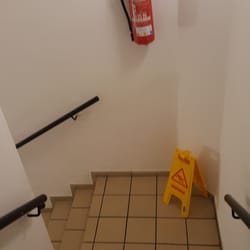 Kleines Steakhouse - Treppe zu den Sanitären Anlagen