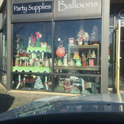 Paper Caper - Holiday window!