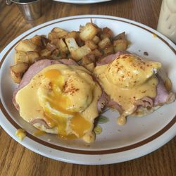Mickey's Tavern - Eggs Benedict
