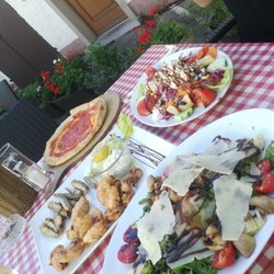 Dick und Doof - Pizzabrot (3 €), Frito misto (12 €), Rucolasalat mit Champignons, Tomate, Parmesan (ca. 7€), Salat "Fattoria" (ca. 8,50€)