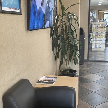 Fullerton Ford - Sitting area. - Auto Repair Near Me - Fullerton, California