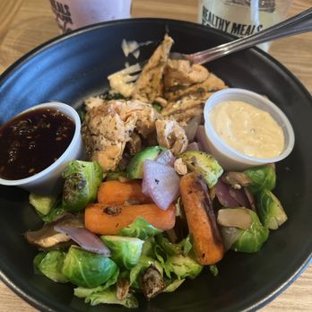Clean Eatz Cafe - Salmón bowl with veggies - Health Markets Near Me - Kansas City, Missouri Clean Eatz Cafe - Salmón bowl with veggies - Health Markets Near Me - Kansas City, Missouri