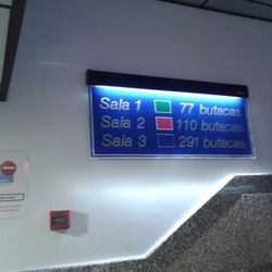 Cines Ribeira Barbanza - El letrero de las salas
