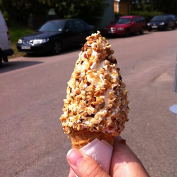 Japan's Golfbanor & Kiosk - Soft Ice cream with nut topping SEK30 - Mini Golf Near Me - Halmstad, M