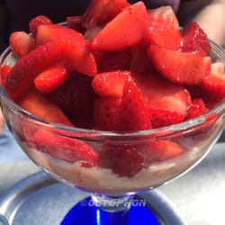 Eiscafe Venezia - Erdbeerbecher....auf Wunsch ohne Sahne...