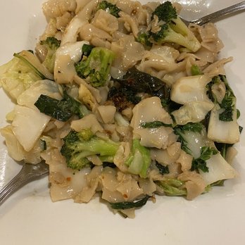 Thai Lotus - Wide rice noodle, broccoli, basil and cabbage - Thai Near Me - Reno, Nevada Thai Lotus - Wide rice noodle, broccoli, basil and cabbage - Thai Near Me - Reno, Nevada