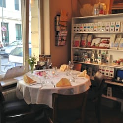 Karls Cafe & Weine - Vierertisch im hinteren Bereich des Karls