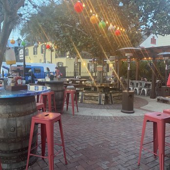 DJ's Clam Shack - Outside seating - Seafood Near Me - St. Augustine, Florida