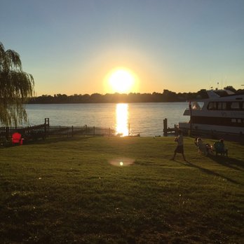 Captains Quarters Riverside Grille - Gorgeous day on the river! - Seafood Near Me - Prospect, Kentucky
