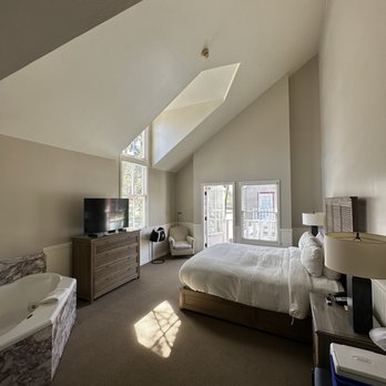 Hotel La Rose - Carriage house room - Hotels Near Me - Santa Rosa, California Hotel La Rose - Carriage house room - Hotels Near Me - Santa Rosa, California