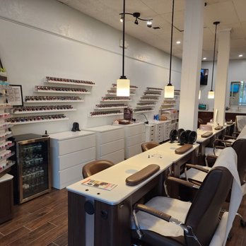 Lavish Nails & Spa - Manicure tables - Nail Salons Near Me - Peabody, Massachusetts