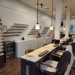 Lavish Nails & Spa - Manicure tables