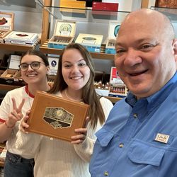 Pfeifen Fischer - Christopher Mey, Managing Director of Esteban Carreras Cigars International, visits Fischer W. Klaus Tabakfachgeschäft.