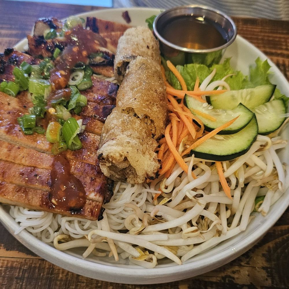 Phorage - Pork Vermicelli bowl with imperial roll on top - Vietnamese Near Me - Los Angeles, California