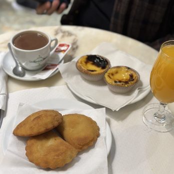 Confeitaria do Bolhão - Pastel de natas, shrimp rissol, orange juice, hot chocolate - Cafes Near Me - Porto, 13 Confeitaria do Bolhão - Pastel de natas, shrimp rissol, orange juice, hot chocolate - Cafes Near Me - Porto, 13