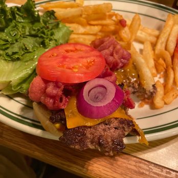 Three Bear Restaurant - Buffalo burger - American Near Me - West Yellowstone, Montana