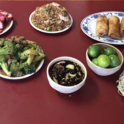 Comida China Hon Lin - Paquete #3 para dos personas y orden de rollitos chinos.