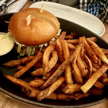 Richmond Station - Station burger - Canadian (New) Near Me - Toronto, Ontario