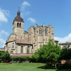 Saint Antoine l'Abbaye - Saint Antoine l'Abbaye - le parc de la cure et l'abbaye en arrière plan