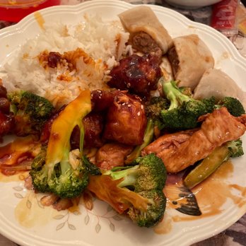 Chung Hing Chinese Take Out Kitchen - Sesame chicken, chicken and broccoli and steamed dumpling - Chinese Near Me - West Babylon, New York