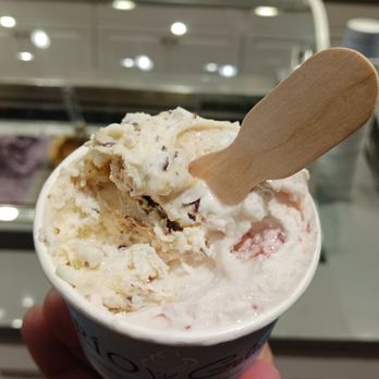 FRÍO Gelato - Evanston - Samoa Coconut and Mascarpone Raspberry Swirl - Gelato Near Me - Evanston, Illinois FRÍO Gelato - Evanston - Samoa Coconut and Mascarpone Raspberry Swirl - Gelato Near Me - Evanston, Illinois