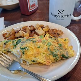 DD's omelet (spinach, mushrooms, tomatoes, onions, green peppers, and feta cheese) with home fries. DD's omelet (spinach, mushrooms, tomatoes, onions, green peppers, and feta cheese) with home fries.