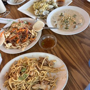 Juicy Claws Restaurant - Garlic chicken noodles - Seafood Near Me - Austin, Texas Juicy Claws Restaurant - Garlic chicken noodles - Seafood Near Me - Austin, Texas